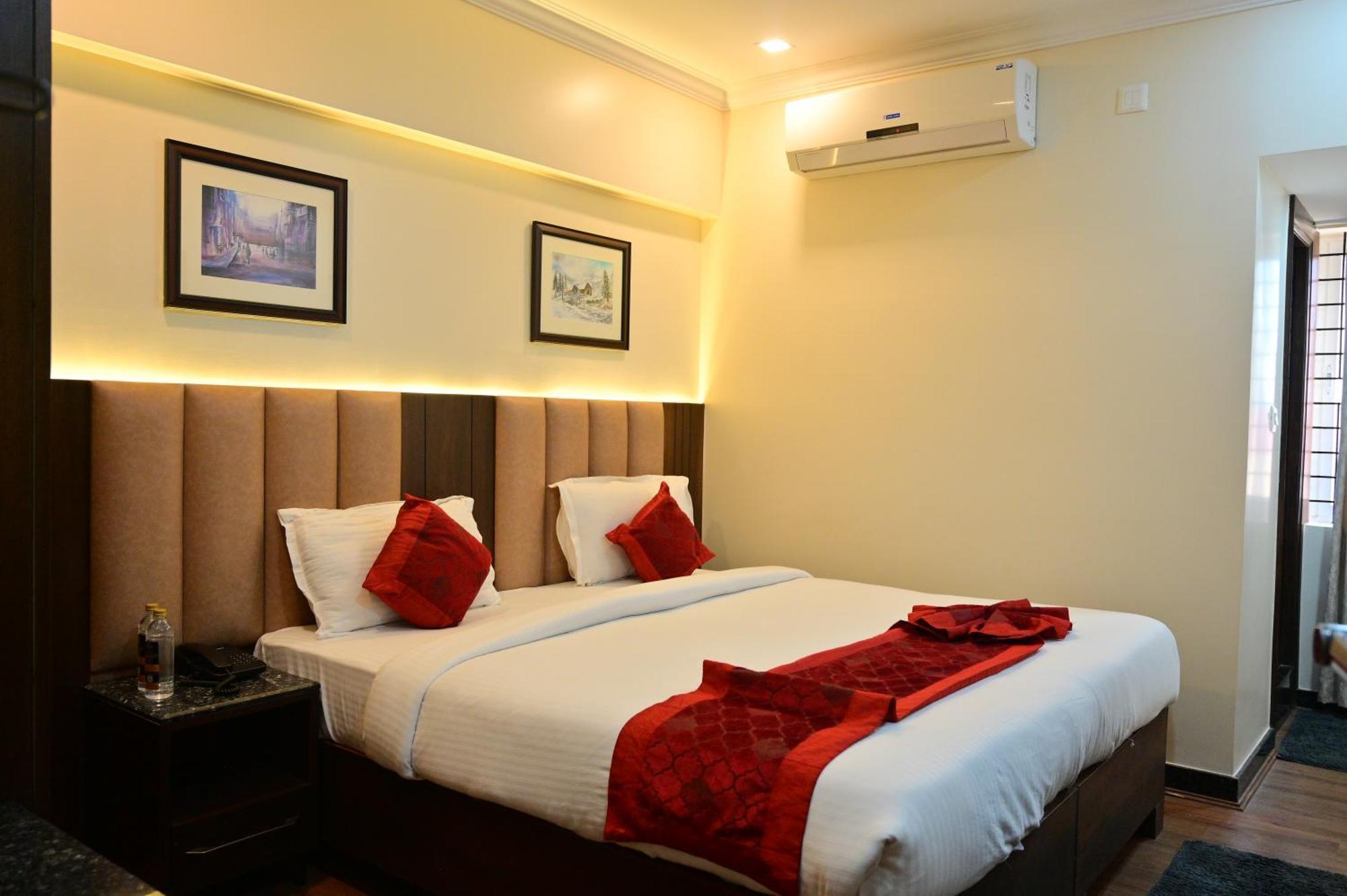 Hotel Golden Riviera Mysore Exterior photo