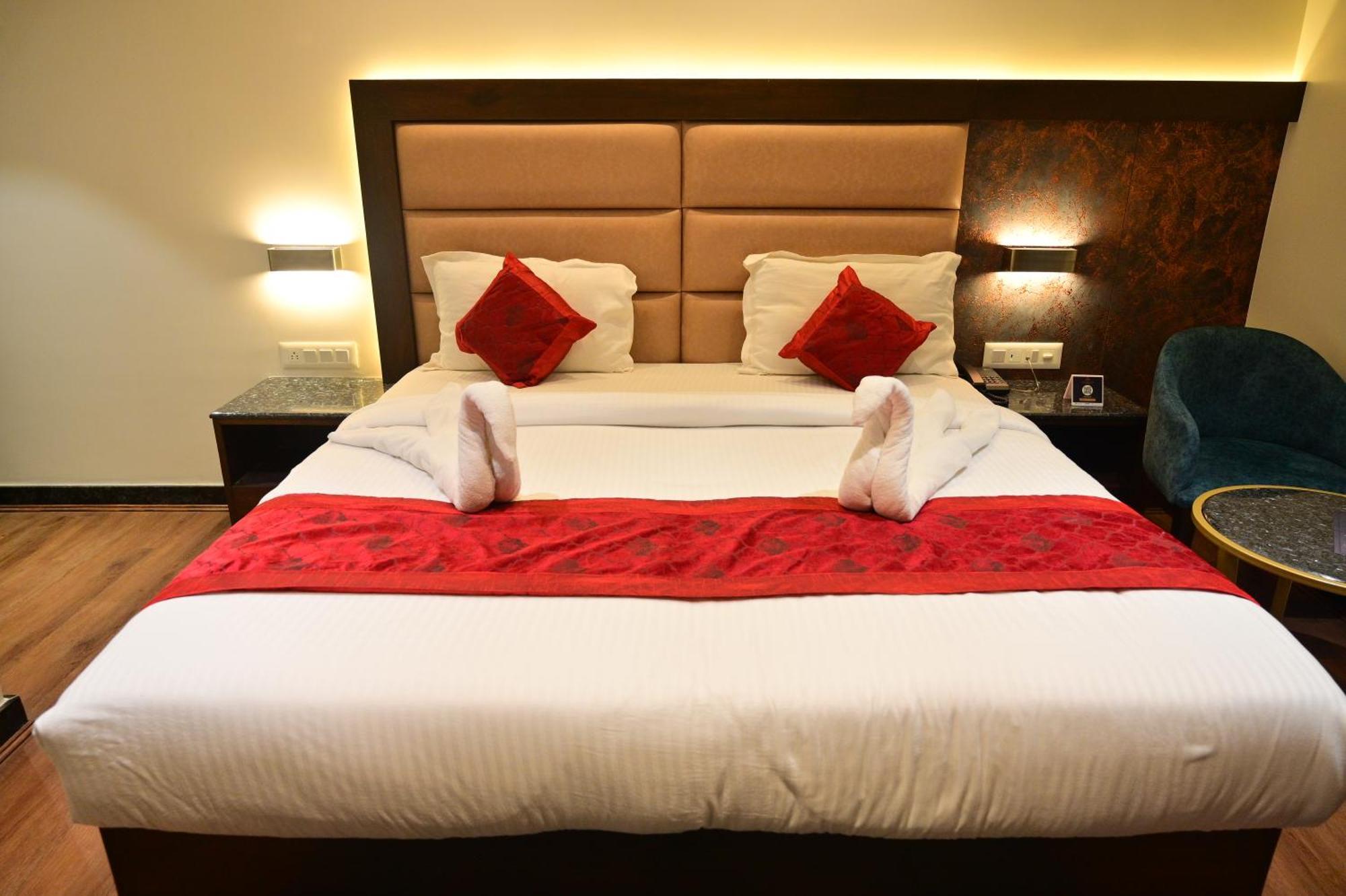 Hotel Golden Riviera Mysore Exterior photo