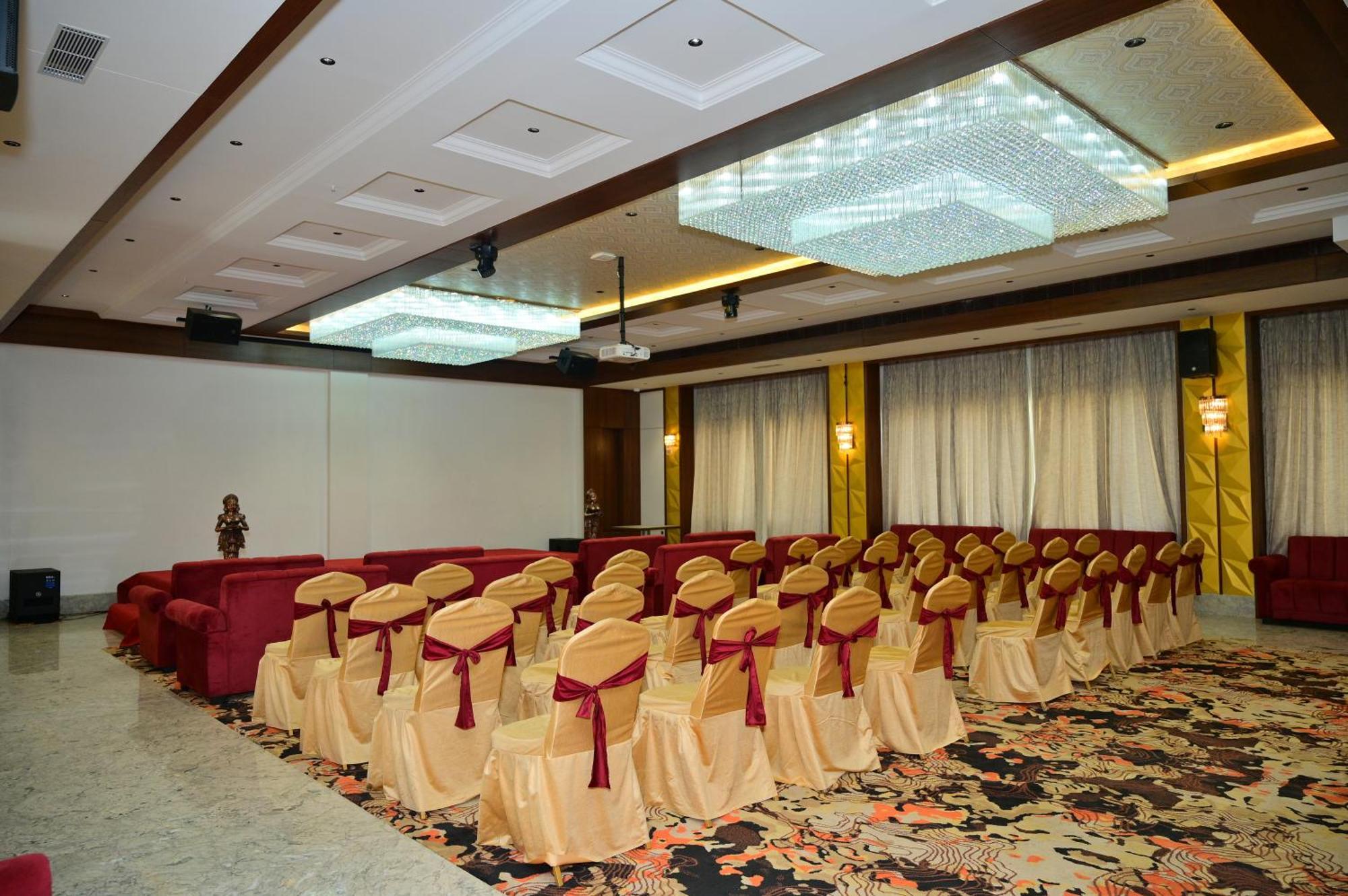 Hotel Golden Riviera Mysore Exterior photo